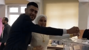 Düğün öncesi gelinlik ve damatlıkla oy kullandılar