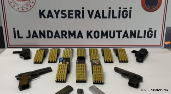 Evinde ruhsatsız tabanca bulunan 2 şüpheli yakalandı 