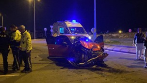 İki aracın karıştığı kazada, 1 araç takla attı: 4 yaralı