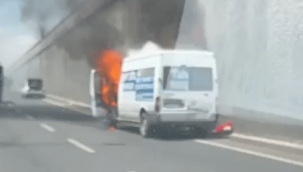 Kayseri'de seyir halindeki minibüs alev aldı