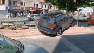 Kontrolünü kaybeden araç sürücüsü ağaca çarptı 