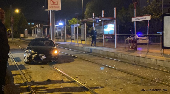 Tramvay durağına giren aracın sürücüsü yaralandı