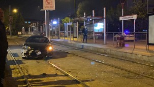 Tramvay durağına giren aracın sürücüsü yaralandı
