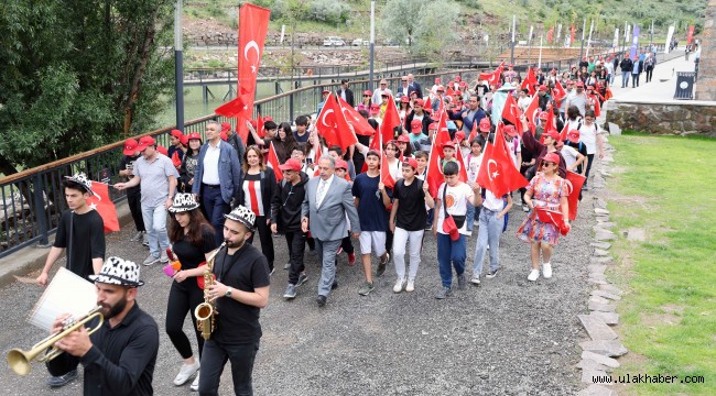 Mesire alanında yürüdüler, çevreye dikkat çektiler