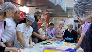 Yabancı Gençler Kayseri yemekleri yaptı