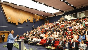 Bakan Özhaseki'den gençlere: Mesleğinizi en iyisi olabilmek için seçin