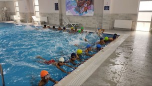 Büyükşehir'in Sarıoğlan'daki kapalı yüzme havuzu hizmete başladı