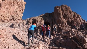 Dağcılar Erciyes Dağı'nın zirvesinde buluşuyor
