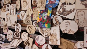 Dekoratif ahşap yakma sanatı, Sanatçılar Sokağı'nda icra ediliyor