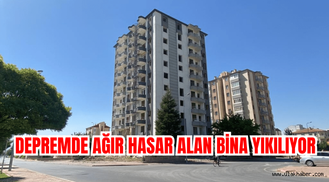 Depremlerde ağır hasar alan binanın yıkımı başladı