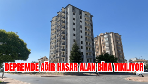 Depremlerde ağır hasar alan binanın yıkımı başladı