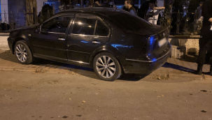 Tartıştığı sevgilisini bayıltan sürücü kaza yaptığı aracı bırakıp kaçtı