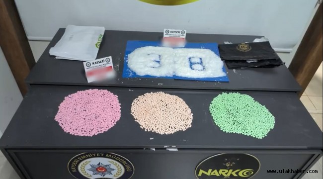 1 kilogram uyuşturucu madde ve 2 bin 899 uyuşturucu hap ile yakalandılar