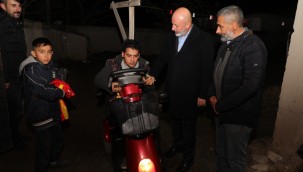  Başkan Çolakbayrakdar, akülü araç ile Emre'nin yüzünü güldürdü