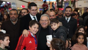 Miniklerden Başkan Büyükkılıç'a sıcak ilgi 