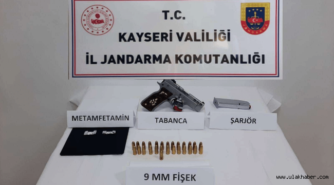 Jandarma ekiplerinin durdurduğu araçta suç unsurları ele geçirildi 