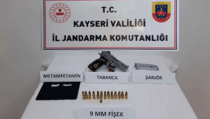 Jandarma ekiplerinin durdurduğu araçta suç unsurları ele geçirildi 