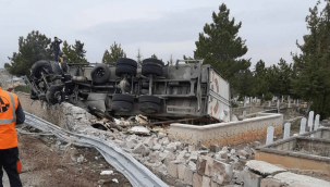 Kamyon mezarlığa girdi: 1 yaralı