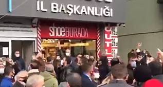 İyi Parti İstanbul İl Başkanlığı önünde istifa çağrıları